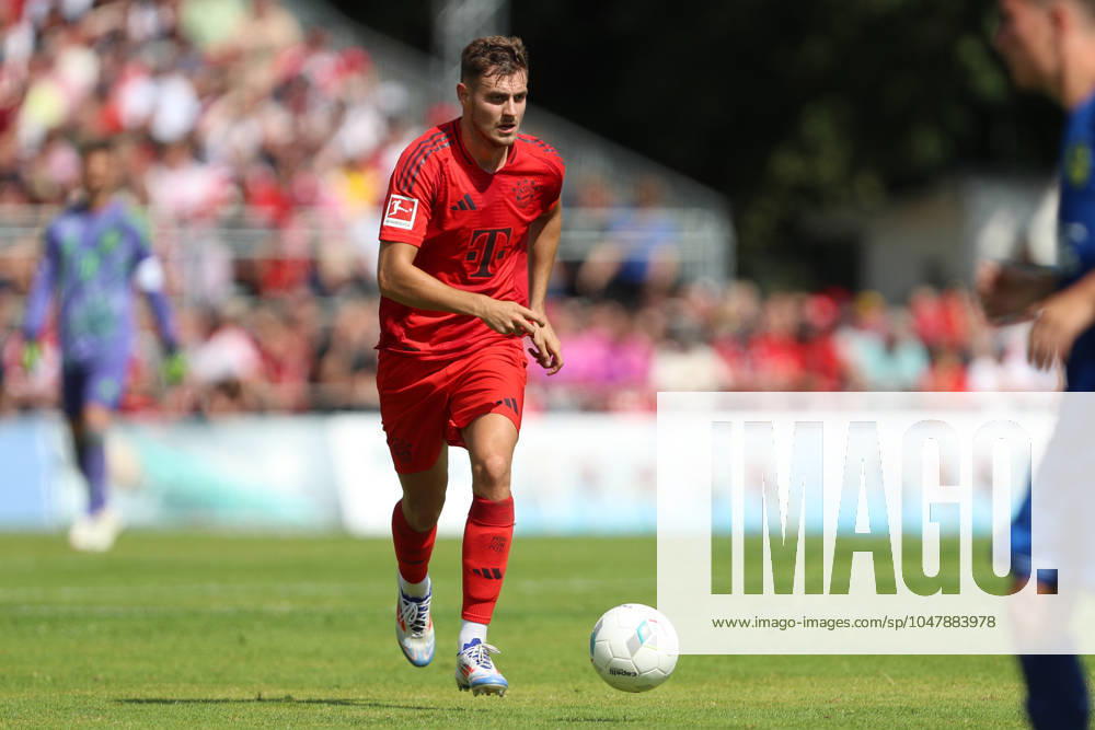 Josip Stanisic (FC Bayern München) in Aktion, am Ball, Einzelaktion, Testspiel, 1.FC Düren vs FC Bayern München, Karl-Knipprath-Stadion am 28. July 2024 in Jülich, Deutschland. (Foto von Oliver Kaelke DeFodi Images) Josip Stanisic (FC Bayern München) controls the ball, Testspiel, 1.FC Düren vs FC Bayern München, Karl-Knipprath-Stadion on July 28, 2024 in Juelich, Germany. (Photo by Oliver Kaelke DeFodi Images) Defodi-678_2024_07_28_OK_FCDFCB_0989