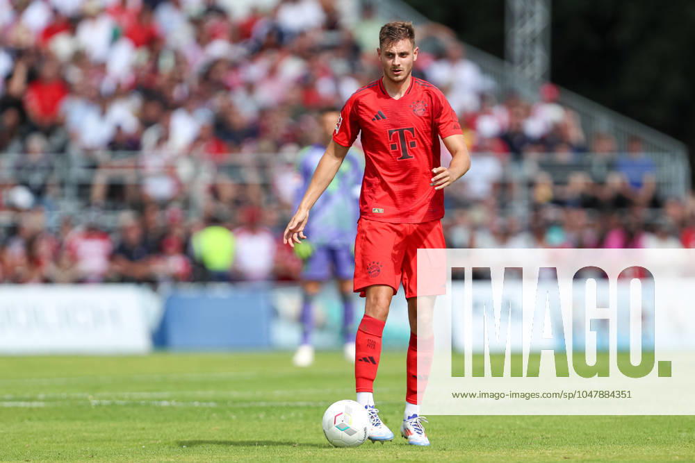Josip Stanisic (FC Bayern München) in Aktion, am Ball, Einzelaktion, Testspiel, 1.FC Düren vs FC Bayern München, Karl-Knipprath-Stadion am 28. July 2024 in Jülich, Deutschland. (Foto von Oliver Kaelke DeFodi Images) Josip Stanisic (FC Bayern München) controls the ball, Testspiel, 1.FC Düren vs FC Bayern München, Karl-Knipprath-Stadion on July 28, 2024 in Juelich, Germany. (Photo by Oliver Kaelke DeFodi Images) Defodi-678_2024_07_28_OK_FCDFCB_1160