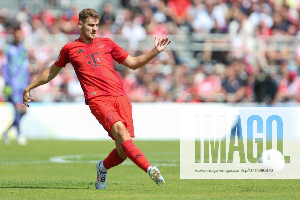 Josip Stanisic (FC Bayern München) in Aktion, am Ball, Einzelaktion, Testspiel, 1.FC Düren vs FC Bayern München, Karl-Knipprath-Stadion am 28. July 2024 in Jülich, Deutschland. (Foto von Oliver Kaelke DeFodi Images) Josip Stanisic (FC Bayern München) controls the ball, Testspiel, 1.FC Düren vs FC Bayern München, Karl-Knipprath-Stadion on July 28, 2024 in Juelich, Germany. (Photo by Oliver Kaelke DeFodi Images) Defodi-678_2024_07_28_OK_FCDFCB_0535