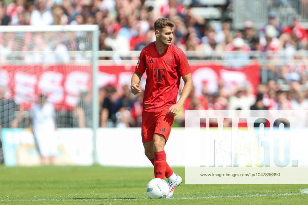 Josip Stanisic (FC Bayern München) in Aktion, am Ball, Einzelaktion, Testspiel, 1.FC Düren vs FC Bayern München, Karl-Knipprath-Stadion am 28. July 2024 in Jülich, Deutschland. (Foto von Oliver Kaelke DeFodi Images) Josip Stanisic (FC Bayern München) controls the ball, Testspiel, 1.FC Düren vs FC Bayern München, Karl-Knipprath-Stadion on July 28, 2024 in Juelich, Germany. (Photo by Oliver Kaelke DeFodi Images) Defodi-678_2024_07_28_OK_FCDFCB_0583