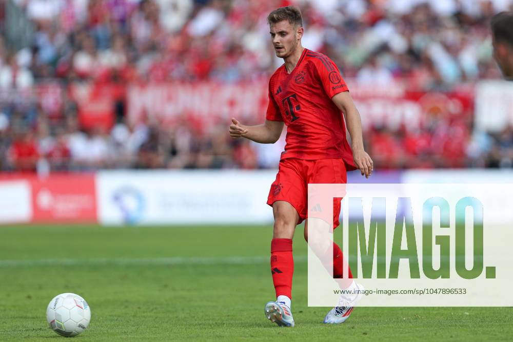 Josip Stanisic (FC Bayern München) in Aktion, am Ball, Einzelaktion, Testspiel, 1.FC Düren vs FC Bayern München, Karl-Knipprath-Stadion am 28. July 2024 in Jülich, Deutschland. (Foto von Oliver Kaelke DeFodi Images) Josip Stanisic (FC Bayern München) controls the ball, Testspiel, 1.FC Düren vs FC Bayern München, Karl-Knipprath-Stadion on July 28, 2024 in Juelich, Germany. (Photo by Oliver Kaelke DeFodi Images) Defodi-678_2024_07_28_OK_FCDFCB_0829