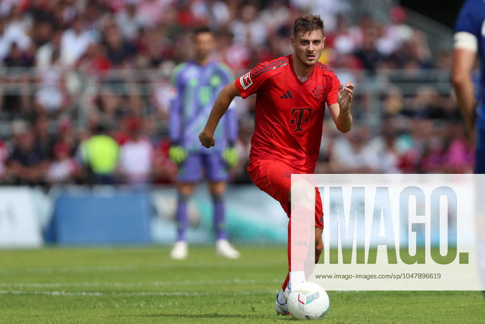 Josip Stanisic (FC Bayern München) in Aktion, am Ball, Einzelaktion, Testspiel, 1.FC Düren vs FC Bayern München, Karl-Knipprath-Stadion am 28. July 2024 in Jülich, Deutschland. (Foto von Oliver Kaelke DeFodi Images) Josip Stanisic (FC Bayern München) controls the ball, Testspiel, 1.FC Düren vs FC Bayern München, Karl-Knipprath-Stadion on July 28, 2024 in Juelich, Germany. (Photo by Oliver Kaelke DeFodi Images) Defodi-678_2024_07_28_OK_FCDFCB_1158