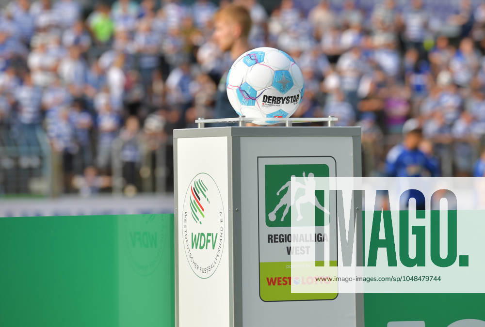 GER, Fussball, Regionalliga West, Saison 2024 2025, 01. Spieltag, Ohlendorf Stadion im Heidewald, Gütersloh FC Gütersloh - MSV Duisburg 0 : 1 Derbystar-Spielball vor der Gegengerade des Ohlendorf-Stadions im Heidewald, Aktion, Einzelbild, Quer, Symbolbild, Symbolfoto, Feature