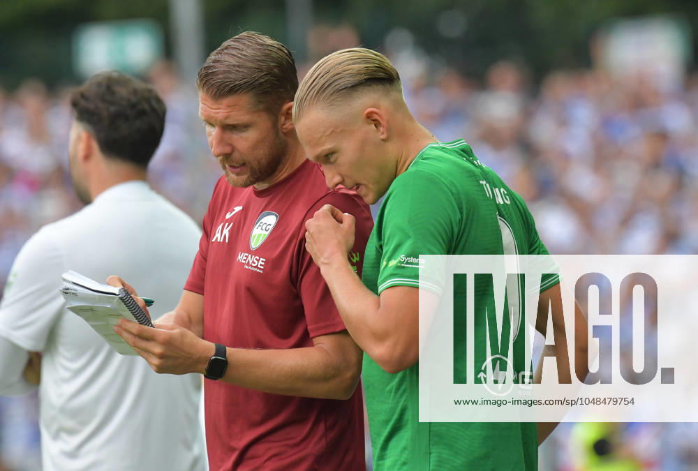 GER, Fussball, Regionalliga West, Saison 2024 2025, 01. Spieltag, Ohlendorf Stadion im Heidewald, Gütersloh FC Gütersloh - MSV Duisburg 0 : 1 Andre Kording (Co Trainer FC Gütersloh, links) mit Nico Tübing (FC Gütersloh), Aktion, Einzelbild, Quer, Mimik, Gestik, Co Trainer, Assistenztrainer