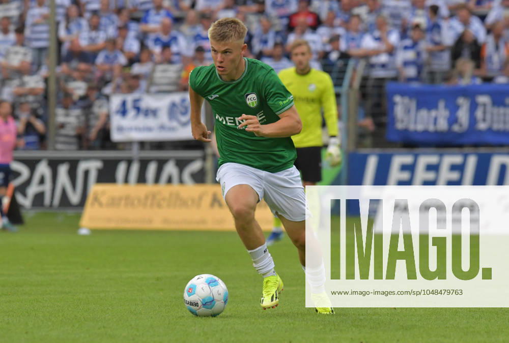 GER, Fussball, Regionalliga West, Saison 2024 2025, 01. Spieltag, Ohlendorf Stadion im Heidewald, Gütersloh FC Gütersloh - MSV Duisburg 0 : 1 Erik Lanfer (FC Gütersloh), Aktion, Einzelbild, Quer
