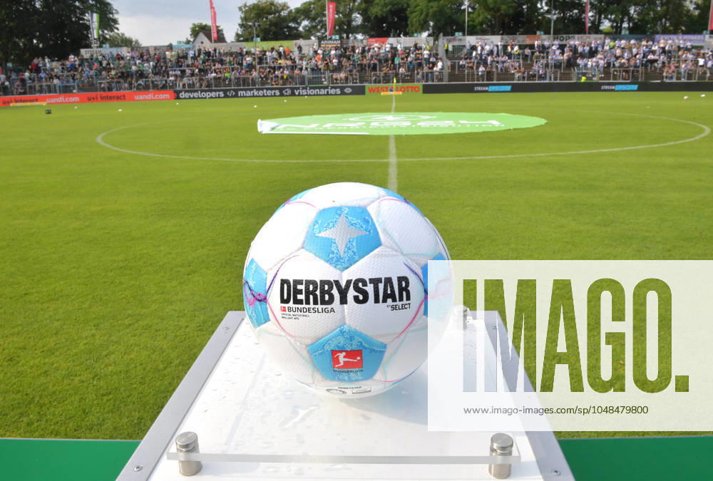GER, Fussball, Regionalliga West, Saison 2024 2025, 01. Spieltag, Ohlendorf Stadion im Heidewald, Gütersloh FC Gütersloh - MSV Duisburg 0 : 1 Derbystar-Spielball vor der Gegengerade des Ohlendorf-Stadions im Heidewald, Aktion, Einzelbild, Quer, Symbolbild, Symbolfoto, Feature