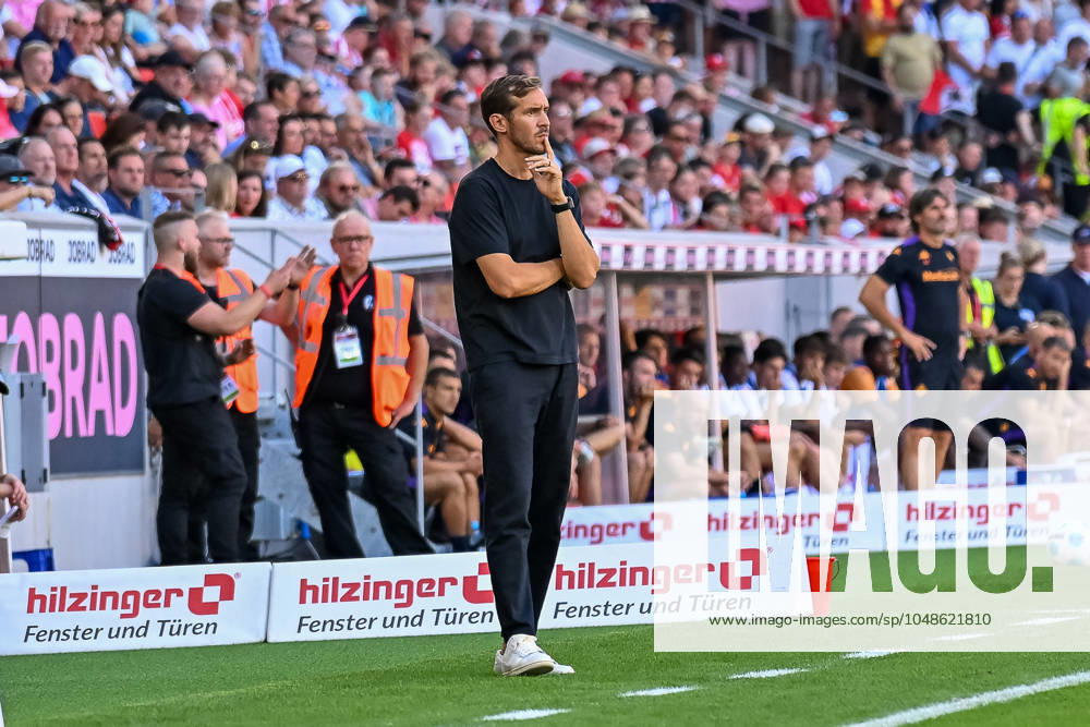 Julian Schuster (SC Freiburg, Trainer) an der Seitenlinie GER, SC Freiburg - AC Florenz, Fussball, Saison 2024 2025, Testspiel, 10.08.2024 GER, SC Freiburg - AC Florenz, Fussball, Saison 2024 2025, Testspiel, 10.08.2024 Freiburg