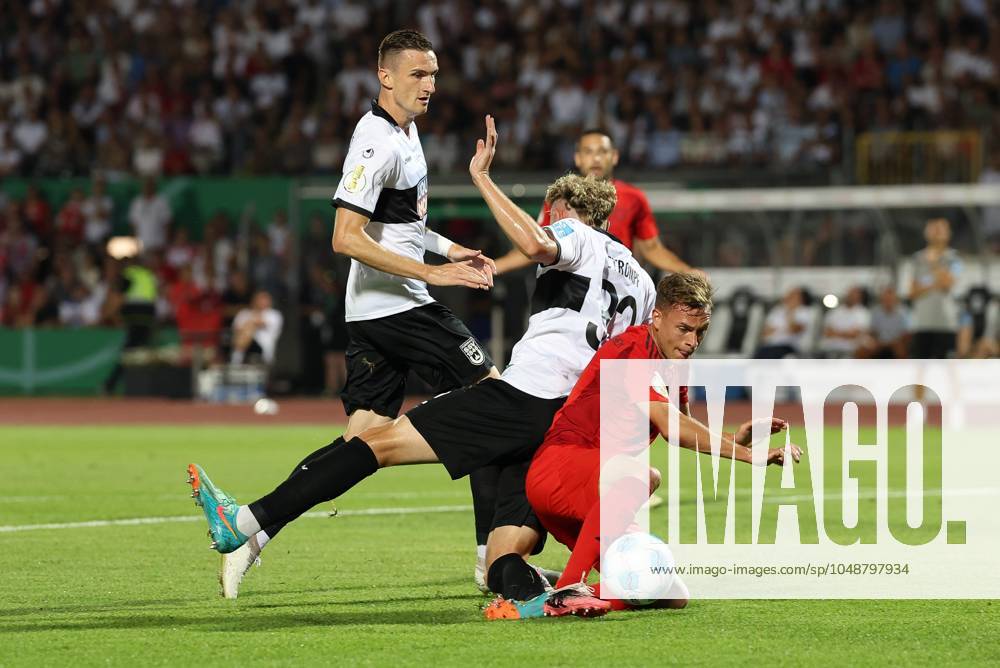 Im Zweikampf, Aktion, mit Joshua Kimmich 6 (FC Bayern Muenchen), Philipp Strompf 32 (SSV Ulm 1846), SSV Ulm 1846 vs. FC Bayern Muenchen, Fussball, DFB-Pokal, 1. Runde, 16.08.2024 DFB regulations prohibit any use of photographs as image sequences and or quasi-video Ulm Baden-Wuerttemberg Deutschland