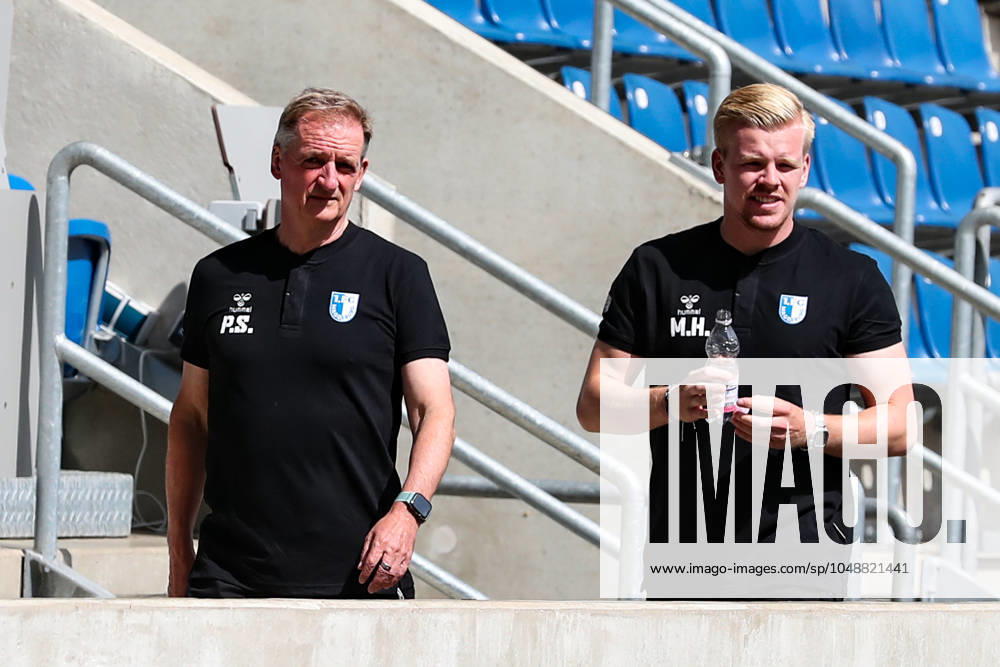 Trainer Petrik Sander (1. FC Magdeburg) und Torwartkoordinator Maximilian Heidel (1. FC Magdeburg) - Fussball NOFV-Oberliga Süd Porträttermin 2023 2024 offizieller Fototermin 1. FC Magdeburg U23 in der MDCC Arena in Magdeburg - Deutschland, Fussball, Maenner, GER