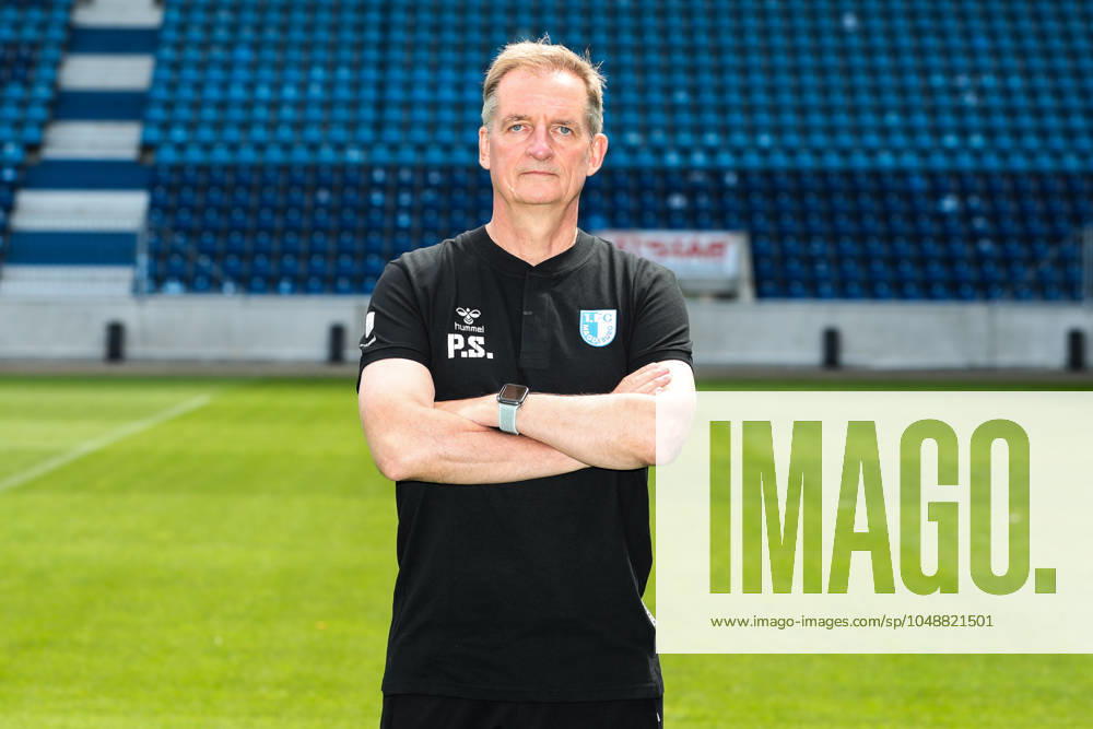 Trainer Petrik Sander, 1. FC Magdeburg - Fussball NOFV-Oberliga Süd Porträttermin 2023 2024 offizieller Fototermin 1. FC Magdeburg U23 in der MDCC Arena in Magdeburg - Porträt, Portrait, Einzelbild, Deutschland, Fussball, Maenner, GER