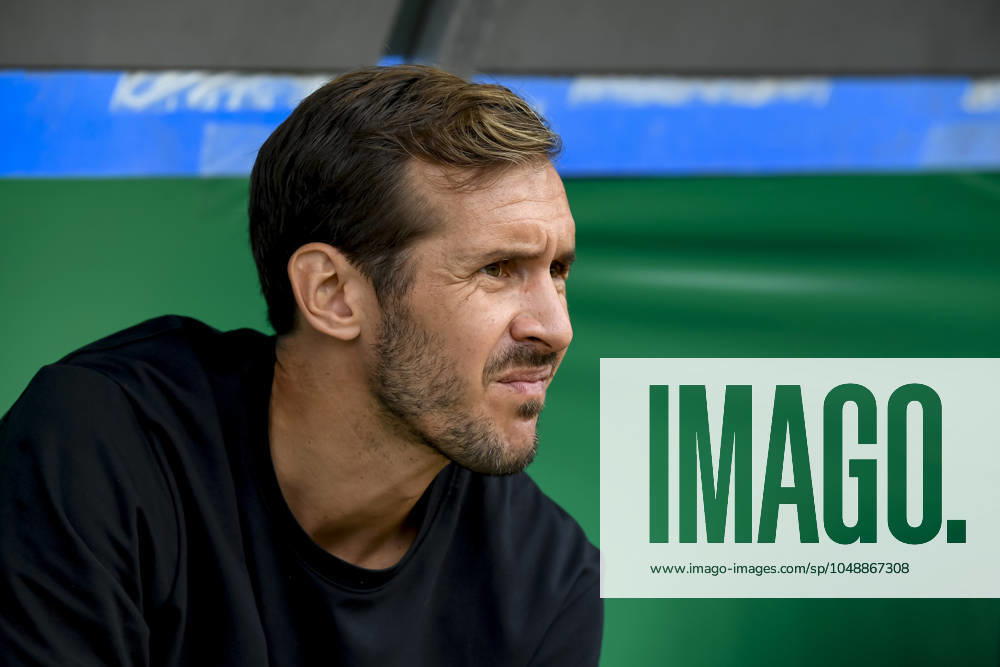 Trainer Julian Schuster (SC Freiburg) schaut vor dem Spiel der DFB-Pokal - First Round zwischen VfL Osnabrueck und SC Freiburg im Stadion an der Bremer Brücke am 17. August 2024 in Osnabrueck, Deutschland. (Foto von Max Maiwald DeFodi Images) +++ Trainer Julian Schuster (SC Freiburg) looks on prior to the DFB-Pokal - First Round match between VfL Osnabrueck and SC Freiburg at Stadion an der Bremer Bruecke on August 17, 2024 in Osnabrueck, Germany. (Photo by Max Maiwald DeFodi Images) DFB DFL REGULATIONS PROHIBIT ANY USE OF PHOTOGRAPHS AS IMAGE SEQUENCES AND OR QUASI-VIDEO. Defodi-067_OSNSCF0240817_71