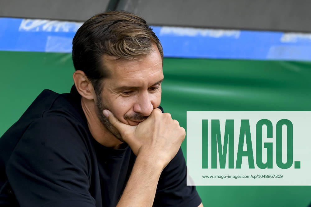 Trainer Julian Schuster (SC Freiburg) schaut vor dem Spiel der DFB-Pokal - First Round zwischen VfL Osnabrueck und SC Freiburg im Stadion an der Bremer Brücke am 17. August 2024 in Osnabrueck, Deutschland. (Foto von Max Maiwald DeFodi Images) +++ Trainer Julian Schuster (SC Freiburg) looks on prior to the DFB-Pokal - First Round match between VfL Osnabrueck and SC Freiburg at Stadion an der Bremer Bruecke on August 17, 2024 in Osnabrueck, Germany. (Photo by Max Maiwald DeFodi Images) DFB DFL REGULATIONS PROHIBIT ANY USE OF PHOTOGRAPHS AS IMAGE SEQUENCES AND OR QUASI-VIDEO. Defodi-067_OSNSCF0240817_74