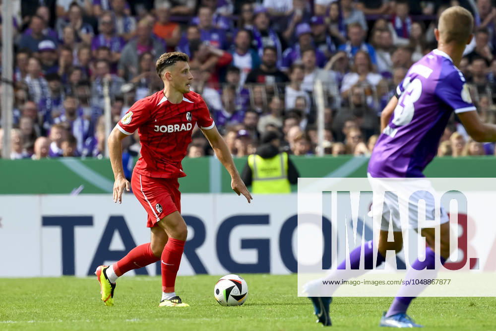 Maximilian Eggestein (SC Freiburg) in Aktion, am Ball, Einzelaktion waehrend des Spiels der DFB-Pokal - First Round zwischen VfL Osnabrueck und SC Freiburg im Stadion an der Bremer Brücke am 17. August 2024 in Osnabrueck, Deutschland. (Foto von Max Maiwald DeFodi Images) +++ Maximilian Eggestein (SC Freiburg) controls the ball during the DFB-Pokal - First Round match between VfL Osnabrueck and SC Freiburg at Stadion an der Bremer Bruecke on August 17, 2024 in Osnabrueck, Germany. (Photo by Max Maiwald DeFodi Images) DFB DFL REGULATIONS PROHIBIT ANY USE OF PHOTOGRAPHS AS IMAGE SEQUENCES AND OR QUASI-VIDEO. Defodi-067_OSNSCF0240817_138