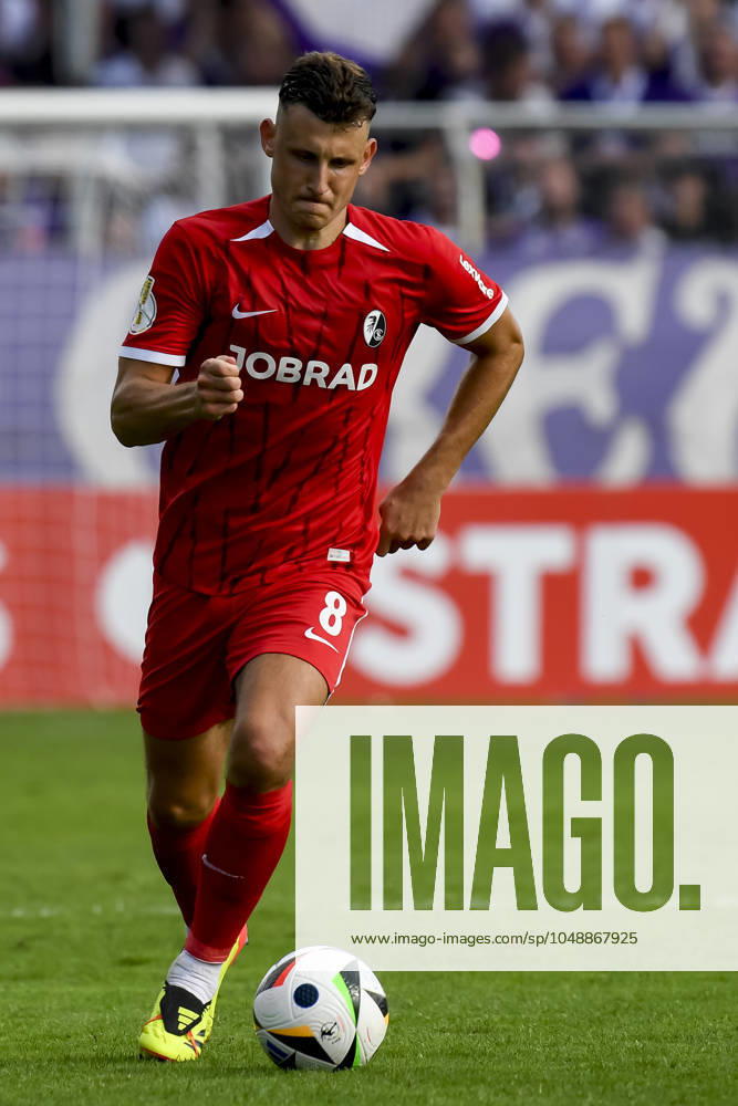 Maximilian Eggestein (SC Freiburg) in Aktion, am Ball, Einzelaktion waehrend des Spiels der DFB-Pokal - First Round zwischen VfL Osnabrueck und SC Freiburg im Stadion an der Bremer Brücke am 17. August 2024 in Osnabrueck, Deutschland. (Foto von Max Maiwald DeFodi Images) +++ Maximilian Eggestein (SC Freiburg) controls the ball during the DFB-Pokal - First Round match between VfL Osnabrueck and SC Freiburg at Stadion an der Bremer Bruecke on August 17, 2024 in Osnabrueck, Germany. (Photo by Max Maiwald DeFodi Images) DFB DFL REGULATIONS PROHIBIT ANY USE OF PHOTOGRAPHS AS IMAGE SEQUENCES AND OR QUASI-VIDEO. Defodi-067_OSNSCF0240817_237