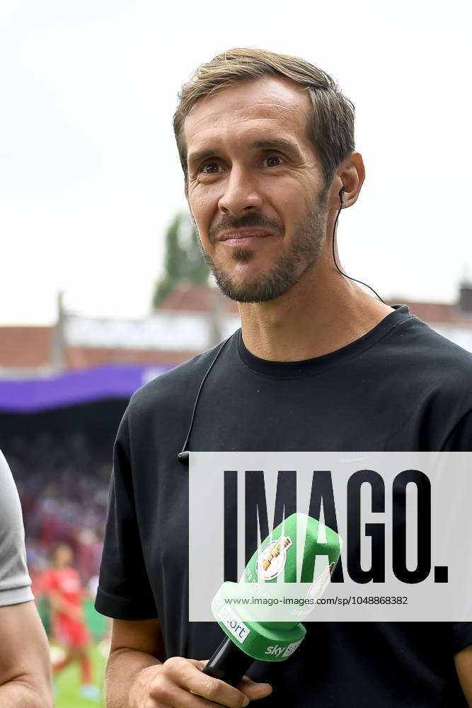 Trainer Julian Schuster (SC Freiburg) schaut vor dem Spiel der DFB-Pokal - First Round zwischen VfL Osnabrueck und SC Freiburg im Stadion an der Bremer Brücke am 17. August 2024 in Osnabrueck, Deutschland. (Foto von Max Maiwald DeFodi Images) +++ Trainer Julian Schuster (SC Freiburg) looks on prior to the DFB-Pokal - First Round match between VfL Osnabrueck and SC Freiburg at Stadion an der Bremer Bruecke on August 17, 2024 in Osnabrueck, Germany. (Photo by Max Maiwald DeFodi Images) DFB DFL REGULATIONS PROHIBIT ANY USE OF PHOTOGRAPHS AS IMAGE SEQUENCES AND OR QUASI-VIDEO. Defodi-067_OSNSCF0240817_346