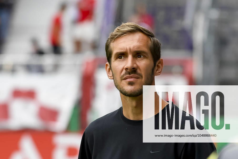 Trainer Julian Schuster (SC Freiburg) schaut vor dem Spiel der DFB-Pokal - First Round zwischen VfL Osnabrueck und SC Freiburg im Stadion an der Bremer Brücke am 17. August 2024 in Osnabrueck, Deutschland. (Foto von Max Maiwald DeFodi Images) +++ Trainer Julian Schuster (SC Freiburg) looks on prior to the DFB-Pokal - First Round match between VfL Osnabrueck and SC Freiburg at Stadion an der Bremer Bruecke on August 17, 2024 in Osnabrueck, Germany. (Photo by Max Maiwald DeFodi Images) DFB DFL REGULATIONS PROHIBIT ANY USE OF PHOTOGRAPHS AS IMAGE SEQUENCES AND OR QUASI-VIDEO. Defodi-067_OSNSCF0240817_340