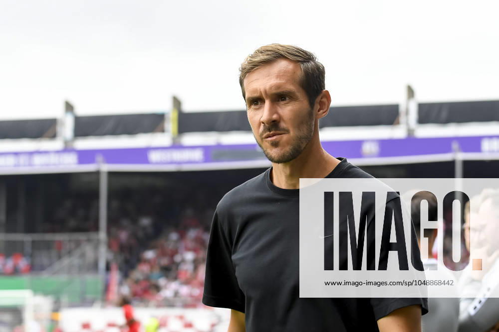 Trainer Julian Schuster (SC Freiburg) schaut vor dem Spiel der DFB-Pokal - First Round zwischen VfL Osnabrueck und SC Freiburg im Stadion an der Bremer Brücke am 17. August 2024 in Osnabrueck, Deutschland. (Foto von Max Maiwald DeFodi Images) +++ Trainer Julian Schuster (SC Freiburg) looks on prior to the DFB-Pokal - First Round match between VfL Osnabrueck and SC Freiburg at Stadion an der Bremer Bruecke on August 17, 2024 in Osnabrueck, Germany. (Photo by Max Maiwald DeFodi Images) DFB DFL REGULATIONS PROHIBIT ANY USE OF PHOTOGRAPHS AS IMAGE SEQUENCES AND OR QUASI-VIDEO. Defodi-067_OSNSCF0240817_342