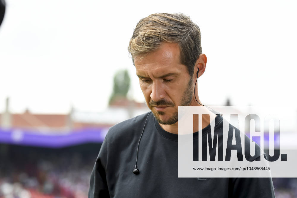 Trainer Julian Schuster (SC Freiburg) schaut vor dem Spiel der DFB-Pokal - First Round zwischen VfL Osnabrueck und SC Freiburg im Stadion an der Bremer Brücke am 17. August 2024 in Osnabrueck, Deutschland. (Foto von Max Maiwald DeFodi Images) +++ Trainer Julian Schuster (SC Freiburg) looks on prior to the DFB-Pokal - First Round match between VfL Osnabrueck and SC Freiburg at Stadion an der Bremer Bruecke on August 17, 2024 in Osnabrueck, Germany. (Photo by Max Maiwald DeFodi Images) DFB DFL REGULATIONS PROHIBIT ANY USE OF PHOTOGRAPHS AS IMAGE SEQUENCES AND OR QUASI-VIDEO. Defodi-067_OSNSCF0240817_344