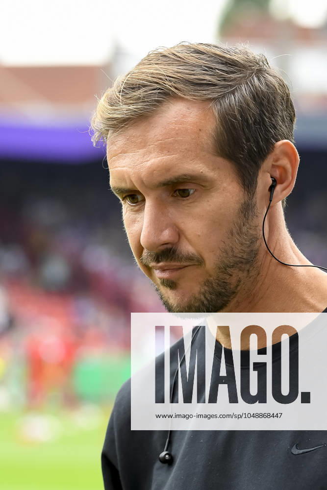 Trainer Julian Schuster (SC Freiburg) schaut vor dem Spiel der DFB-Pokal - First Round zwischen VfL Osnabrueck und SC Freiburg im Stadion an der Bremer Brücke am 17. August 2024 in Osnabrueck, Deutschland. (Foto von Max Maiwald DeFodi Images) +++ Trainer Julian Schuster (SC Freiburg) looks on prior to the DFB-Pokal - First Round match between VfL Osnabrueck and SC Freiburg at Stadion an der Bremer Bruecke on August 17, 2024 in Osnabrueck, Germany. (Photo by Max Maiwald DeFodi Images) DFB DFL REGULATIONS PROHIBIT ANY USE OF PHOTOGRAPHS AS IMAGE SEQUENCES AND OR QUASI-VIDEO. Defodi-067_OSNSCF0240817_345