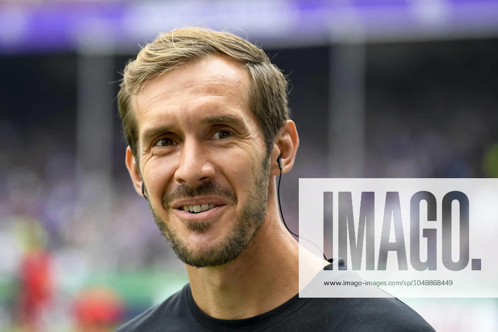 Trainer Julian Schuster (SC Freiburg) schaut vor dem Spiel der DFB-Pokal - First Round zwischen VfL Osnabrueck und SC Freiburg im Stadion an der Bremer Brücke am 17. August 2024 in Osnabrueck, Deutschland. (Foto von Max Maiwald DeFodi Images) +++ Trainer Julian Schuster (SC Freiburg) looks on prior to the DFB-Pokal - First Round match between VfL Osnabrueck and SC Freiburg at Stadion an der Bremer Bruecke on August 17, 2024 in Osnabrueck, Germany. (Photo by Max Maiwald DeFodi Images) DFB DFL REGULATIONS PROHIBIT ANY USE OF PHOTOGRAPHS AS IMAGE SEQUENCES AND OR QUASI-VIDEO. Defodi-067_OSNSCF0240817_349