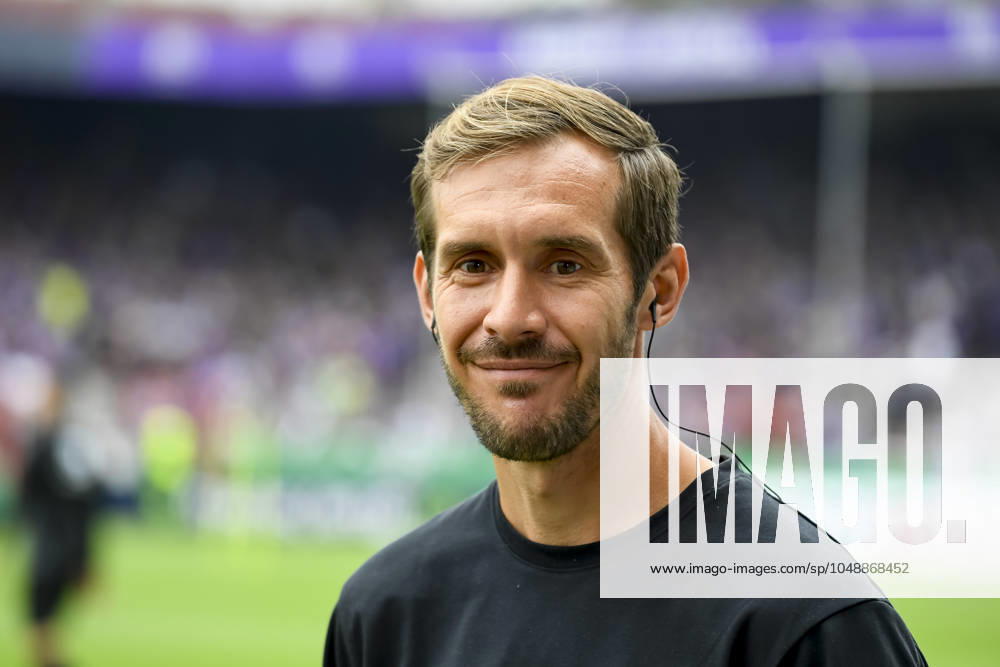 Trainer Julian Schuster (SC Freiburg) schaut vor dem Spiel der DFB-Pokal - First Round zwischen VfL Osnabrueck und SC Freiburg im Stadion an der Bremer Brücke am 17. August 2024 in Osnabrueck, Deutschland. (Foto von Max Maiwald DeFodi Images) +++ Trainer Julian Schuster (SC Freiburg) looks on prior to the DFB-Pokal - First Round match between VfL Osnabrueck and SC Freiburg at Stadion an der Bremer Bruecke on August 17, 2024 in Osnabrueck, Germany. (Photo by Max Maiwald DeFodi Images) DFB DFL REGULATIONS PROHIBIT ANY USE OF PHOTOGRAPHS AS IMAGE SEQUENCES AND OR QUASI-VIDEO. Defodi-067_OSNSCF0240817_350