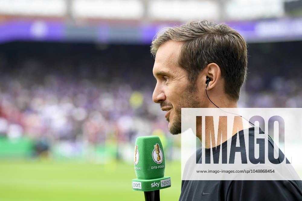 Trainer Julian Schuster (SC Freiburg) schaut vor dem Spiel der DFB-Pokal - First Round zwischen VfL Osnabrueck und SC Freiburg im Stadion an der Bremer Brücke am 17. August 2024 in Osnabrueck, Deutschland. (Foto von Max Maiwald DeFodi Images) +++ Trainer Julian Schuster (SC Freiburg) looks on prior to the DFB-Pokal - First Round match between VfL Osnabrueck and SC Freiburg at Stadion an der Bremer Bruecke on August 17, 2024 in Osnabrueck, Germany. (Photo by Max Maiwald DeFodi Images) DFB DFL REGULATIONS PROHIBIT ANY USE OF PHOTOGRAPHS AS IMAGE SEQUENCES AND OR QUASI-VIDEO. Defodi-067_OSNSCF0240817_351