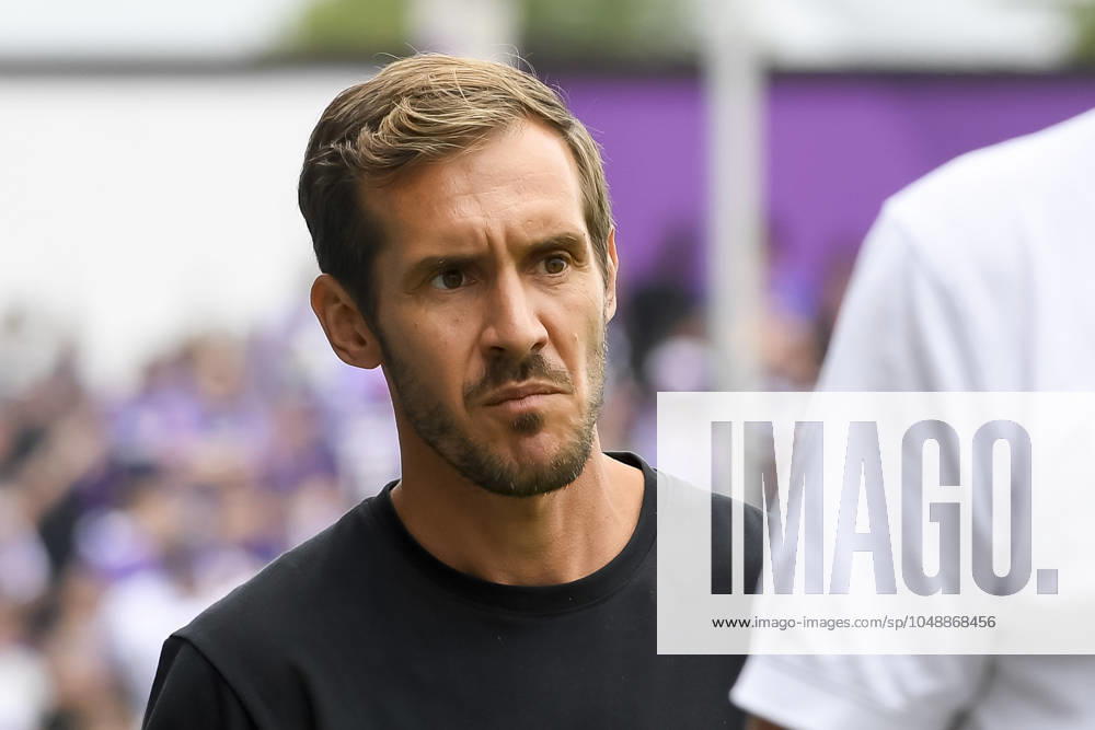 Trainer Julian Schuster (SC Freiburg) schaut vor dem Spiel der DFB-Pokal - First Round zwischen VfL Osnabrueck und SC Freiburg im Stadion an der Bremer Brücke am 17. August 2024 in Osnabrueck, Deutschland. (Foto von Max Maiwald DeFodi Images) +++ Trainer Julian Schuster (SC Freiburg) looks on prior to the DFB-Pokal - First Round match between VfL Osnabrueck and SC Freiburg at Stadion an der Bremer Bruecke on August 17, 2024 in Osnabrueck, Germany. (Photo by Max Maiwald DeFodi Images) DFB DFL REGULATIONS PROHIBIT ANY USE OF PHOTOGRAPHS AS IMAGE SEQUENCES AND OR QUASI-VIDEO. Defodi-067_OSNSCF0240817_352