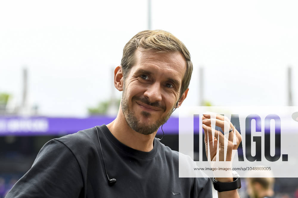 Trainer Julian Schuster (SC Freiburg) schaut vor dem Spiel der DFB-Pokal - First Round zwischen VfL Osnabrueck und SC Freiburg im Stadion an der Bremer Brücke am 17. August 2024 in Osnabrueck, Deutschland. (Foto von Max Maiwald DeFodi Images) +++ Trainer Julian Schuster (SC Freiburg) looks on prior to the DFB-Pokal - First Round match between VfL Osnabrueck and SC Freiburg at Stadion an der Bremer Bruecke on August 17, 2024 in Osnabrueck, Germany. (Photo by Max Maiwald DeFodi Images) DFB DFL REGULATIONS PROHIBIT ANY USE OF PHOTOGRAPHS AS IMAGE SEQUENCES AND OR QUASI-VIDEO. Defodi-067_OSNSCF0240817_343