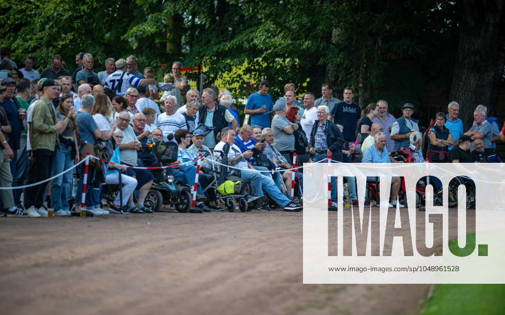 Fussball, Saison 2024 2025, Niederrheinpokal 20.08.2023, 01. Runde, Herren, BW Dingden (weiss) vs. MSV Duisburg (schwarz) Zuschauer, Fans Hamminkeln Sportanlage BW Dingden Nordrhein-Westfalen Deutschland