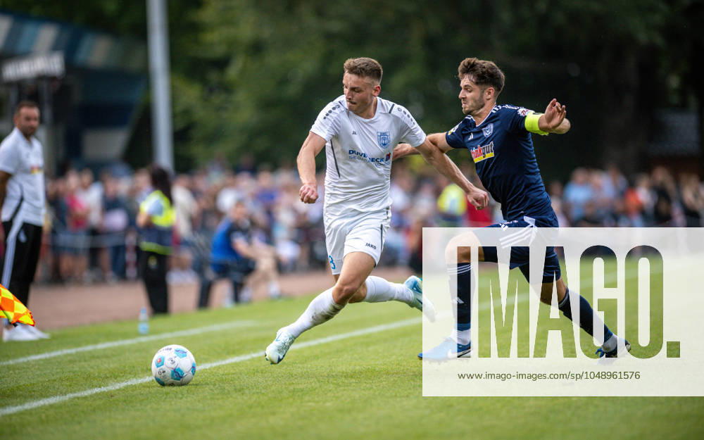 Fussball, Saison 2024 2025, Niederrheinpokal 20.08.2023, 01. Runde, Herren, BW Dingden (weiss) vs. MSV Duisburg (schwarz) v.l.: Lasse Hoffmann (BW Dingden), Tobias Fleckstein (MSV Duisburg), Hamminkeln Sportanlage BW Dingden Nordrhein-Westfalen Deutschland