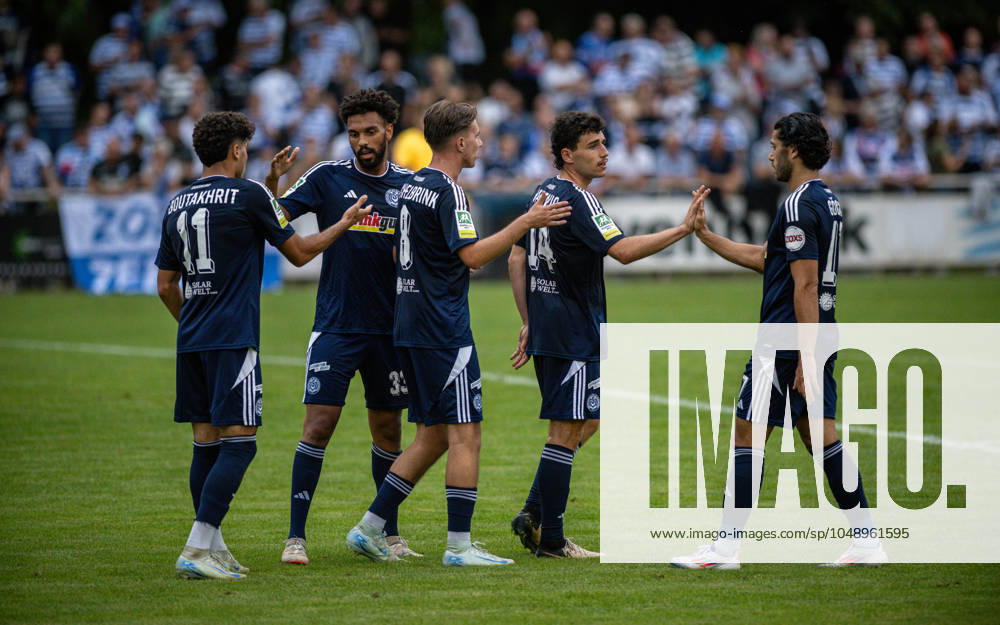 Fussball, Saison 2024 2025, Niederrheinpokal 20.08.2023, 01. Runde, Herren, BW Dingden (weiss) vs. MSV Duisburg (schwarz) v.l.: Jihad Boutakhrit (MSV Duisburg), Jesse Edem Tugbenyo (MSV Duisburg), Jonas Michelbrink (MSV Duisburg), Luis Hartwig (MSV Duisburg), Mert Goeckan (MSV Duisburg), Hamminkeln Sportanlage BW Dingden Nordrhein-Westfalen Deutschland