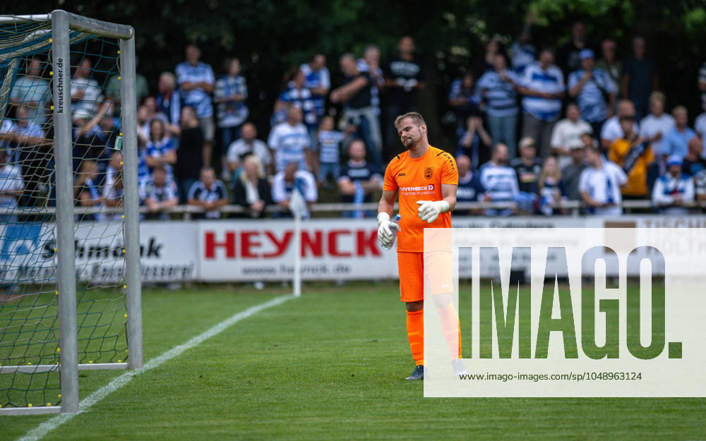 Fussball, Saison 2024 2025, Niederrheinpokal 20.08.2023, 01. Runde, Herren, BW Dingden (weiss) vs. MSV Duisburg (schwarz) Johannes Buers (Torwart BW Dingden), Hamminkeln Sportanlage BW Dingden Nordrhein-Westfalen Deutschland