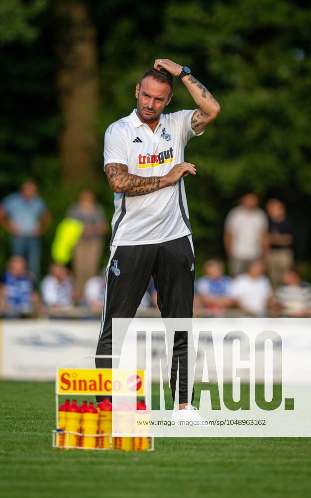 Fussball, Saison 2024 2025, Niederrheinpokal 20.08.2023, 01. Runde, Herren, BW Dingden (weiss) vs. MSV Duisburg (schwarz) Dietmar Hirsch (Trainer MSV Duisburg), Hamminkeln Sportanlage BW Dingden Nordrhein-Westfalen Deutschland