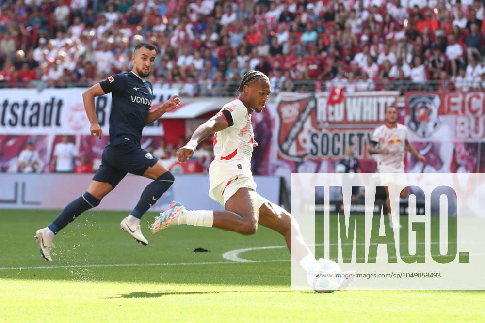 Fussball 1. Bundesliga, RB Leipzig - VfL Bochum, v.l. Lois Openda (Leipzig, 11) schiesst den Ball aufs Tor, Torschuss, Schuss Leipzig