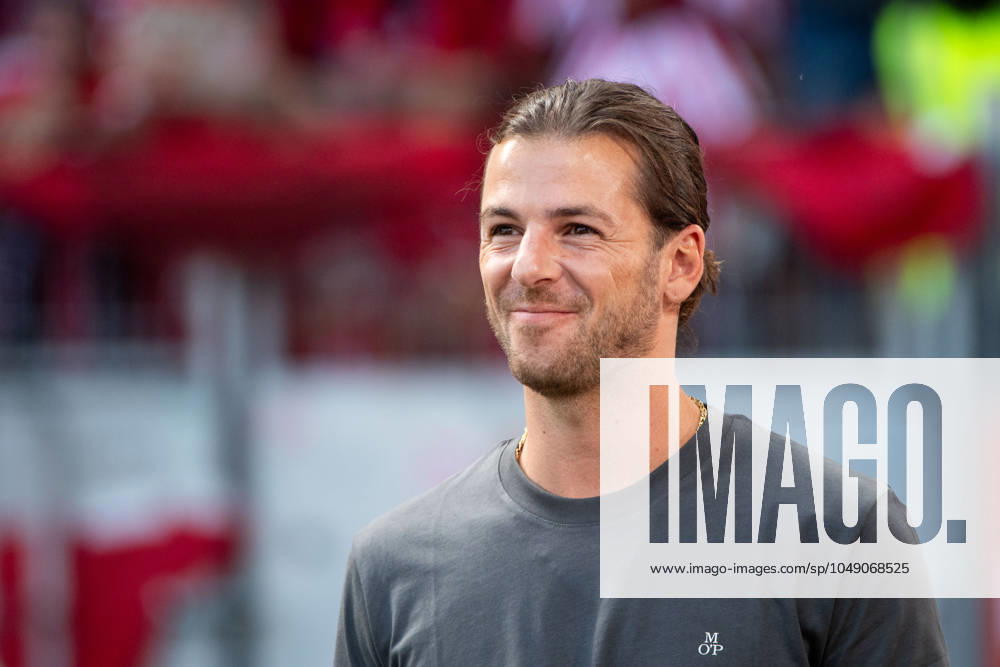 Riccardo Basile (Sky TV Moderator), GER, SC Freiburg (SCF) vs VfB Stuttgart (VFB), Fussball Bundesliga, 1. Spieltag, Saison 2024 2025, 24.08.2024 DFB DFL regulations prohibit any use of photographs as image sequences and or quasi-video GER, SC Freiburg (SCF) vs VfB Stuttgart (VFB), Fussball Bundesliga, 1. Spieltag, Saison 2024 2025, 24.08.2024 Freiburg