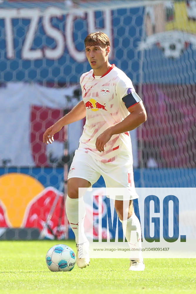 Fussball 1. Bundesliga, RB Leipzig - VfL Bochum, v.l. Willi Orban (Leipzig, 4) Freisteller, Einzelbild, Ganzkoerper, single frame Leipzig