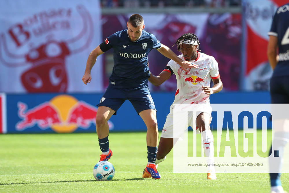 Fussball 1. Bundesliga, RB Leipzig - VfL Bochum, v.l. Matus Bero (Bochum, 19), Mohamed Simakan (Leipzig, 2) Zweikampf, Duell, Kampf, tackle Leipzig