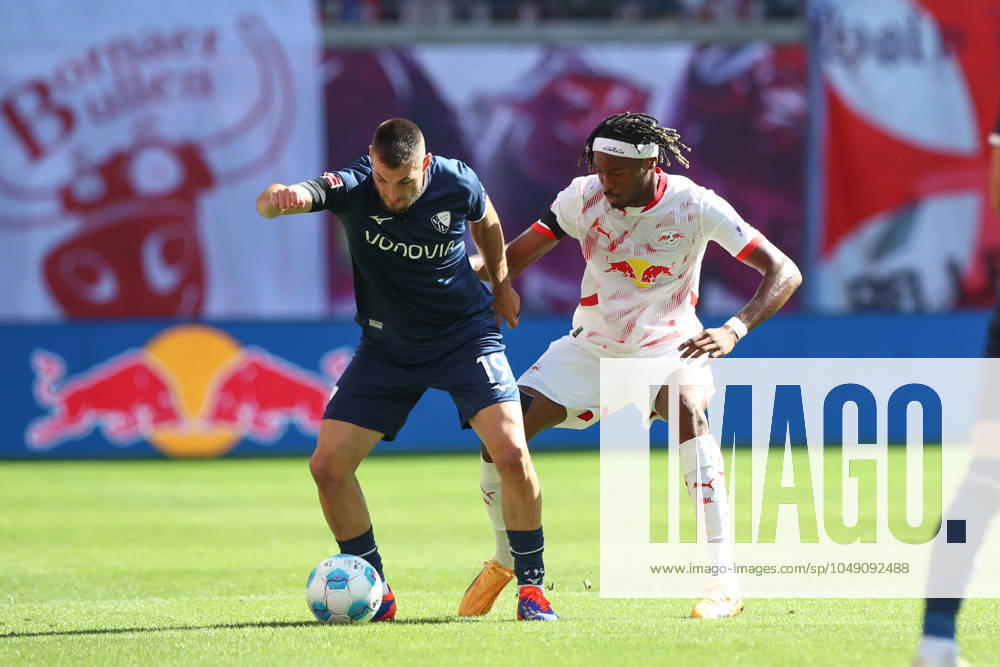 Fussball 1. Bundesliga, RB Leipzig - VfL Bochum, v.l. Matus Bero (Bochum, 19), Mohamed Simakan (Leipzig, 2) Zweikampf, Duell, Kampf, tackle Leipzig