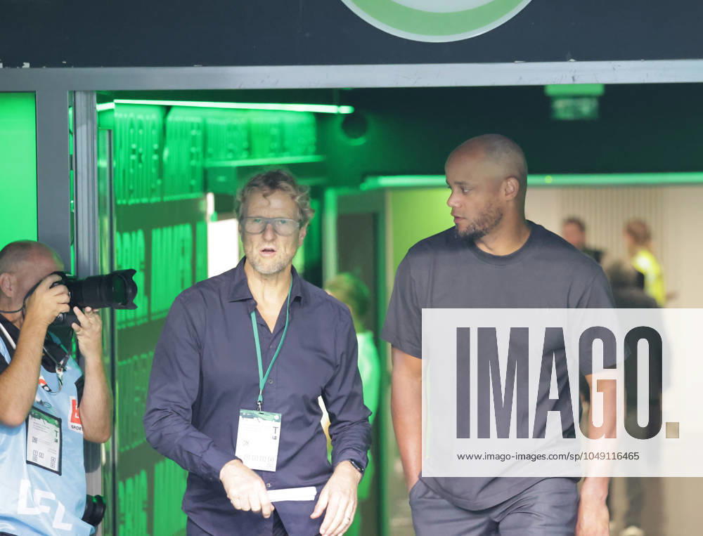 Cheftrainer Vincent Kompany (FC Bayern Muenchen) auf dem Weg zu seinem 1. Bundesligaspiel als Trainer Fussball, Herren, Saison 2024 2025, 1.Liga, Bundesliga, Volkswagenarena, VfL Wolfsburg gegen FC Bayern Muenchen DFL REGULATIONS PROHIBIT ANY USE OF PHOTOGRAPHS AS IMAGE SEQUENCES AND OR QUASI-VIDEO.