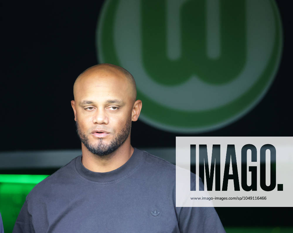 Cheftrainer Vincent Kompany (FC Bayern Muenchen) Fussball, Herren, Saison 2024 2025, 1.Liga, Bundesliga, Volkswagenarena, VfL Wolfsburg gegen FC Bayern Muenchen DFL REGULATIONS PROHIBIT ANY USE OF PHOTOGRAPHS AS IMAGE SEQUENCES AND OR QUASI-VIDEO.