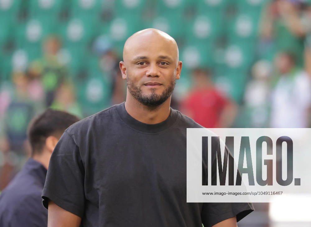 Cheftrainer Vincent Kompany (FC Bayern Muenchen) Fussball, Herren, Saison 2024 2025, 1.Liga, Bundesliga, Volkswagenarena, VfL Wolfsburg gegen FC Bayern Muenchen DFL REGULATIONS PROHIBIT ANY USE OF PHOTOGRAPHS AS IMAGE SEQUENCES AND OR QUASI-VIDEO.