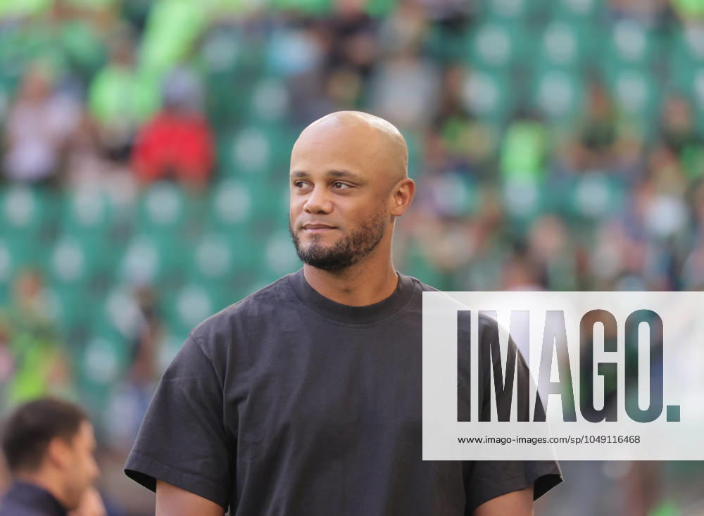 Cheftrainer Vincent Kompany (FC Bayern Muenchen) Fussball, Herren, Saison 2024 2025, 1.Liga, Bundesliga, Volkswagenarena, VfL Wolfsburg gegen FC Bayern Muenchen DFL REGULATIONS PROHIBIT ANY USE OF PHOTOGRAPHS AS IMAGE SEQUENCES AND OR QUASI-VIDEO.