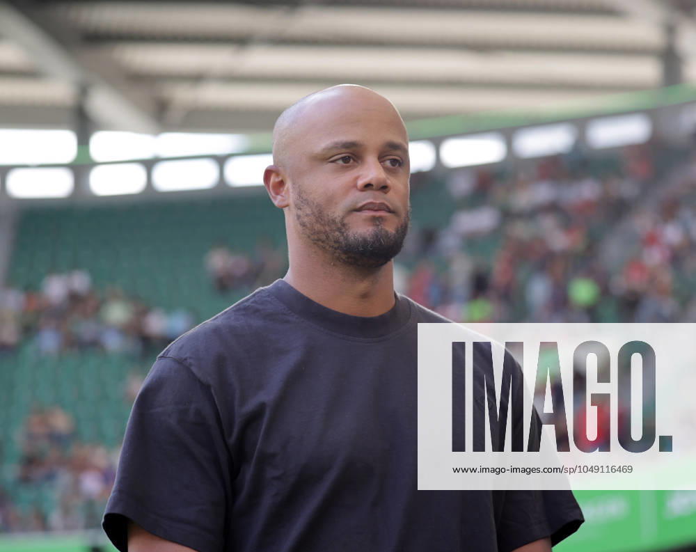 Cheftrainer Vincent Kompany (FC Bayern Muenchen) Fussball, Herren, Saison 2024 2025, 1.Liga, Bundesliga, Volkswagenarena, VfL Wolfsburg gegen FC Bayern Muenchen DFL REGULATIONS PROHIBIT ANY USE OF PHOTOGRAPHS AS IMAGE SEQUENCES AND OR QUASI-VIDEO.