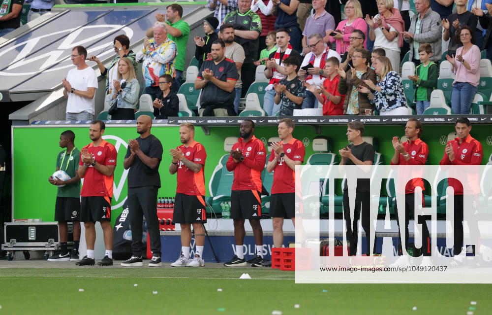 Cheftrainer Vincent Kompany (FC Bayern Muenchen) waehrend der Gedenkminute Fussball, Herren, Saison 2024 2025, 1.Liga, Bundesliga, Volkswagenarena, VfL Wolfsburg gegen FC Bayern Muenchen DFL REGULATIONS PROHIBIT ANY USE OF PHOTOGRAPHS AS IMAGE SEQUENCES AND OR QUASI-VIDEO.