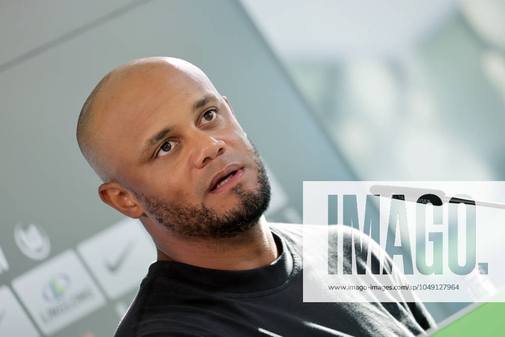 Cheftrainer Vincent Kompany (FC Bayern Muenchen) Fussball, Herren, Saison 2024 2025, 1.Liga, Bundesliga, Volkswagenarena, VfL Wolfsburg gegen FC Bayern Muenchen, 2-3 DFL REGULATIONS PROHIBIT ANY USE OF PHOTOGRAPHS AS IMAGE SEQUENCES AND OR QUASI-VIDEO.