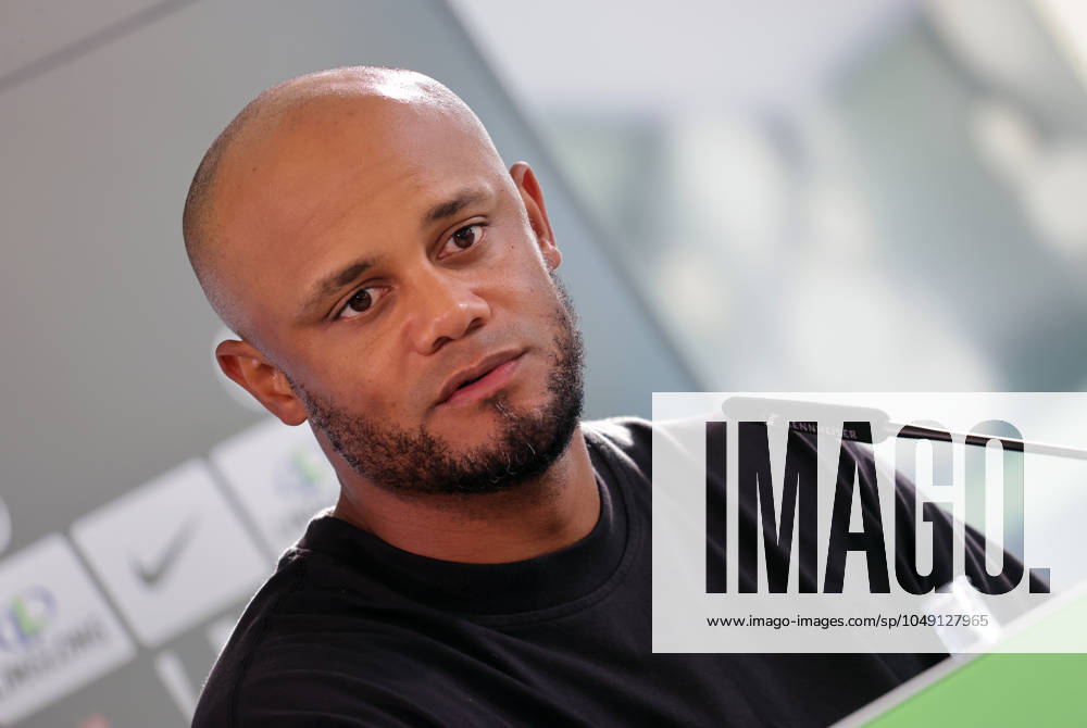 Cheftrainer Vincent Kompany (FC Bayern Muenchen) Fussball, Herren, Saison 2024 2025, 1.Liga, Bundesliga, Volkswagenarena, VfL Wolfsburg gegen FC Bayern Muenchen, 2-3 DFL REGULATIONS PROHIBIT ANY USE OF PHOTOGRAPHS AS IMAGE SEQUENCES AND OR QUASI-VIDEO.
