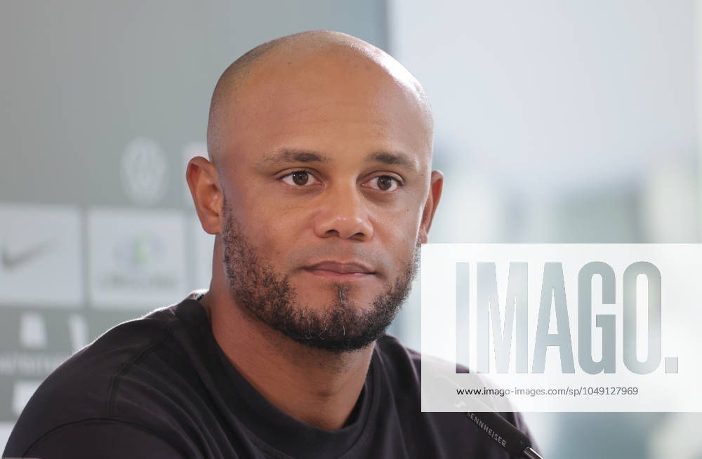 Cheftrainer Vincent Kompany (FC Bayern Muenchen) Fussball, Herren, Saison 2024 2025, 1.Liga, Bundesliga, Volkswagenarena, VfL Wolfsburg gegen FC Bayern Muenchen, 2-3 DFL REGULATIONS PROHIBIT ANY USE OF PHOTOGRAPHS AS IMAGE SEQUENCES AND OR QUASI-VIDEO.