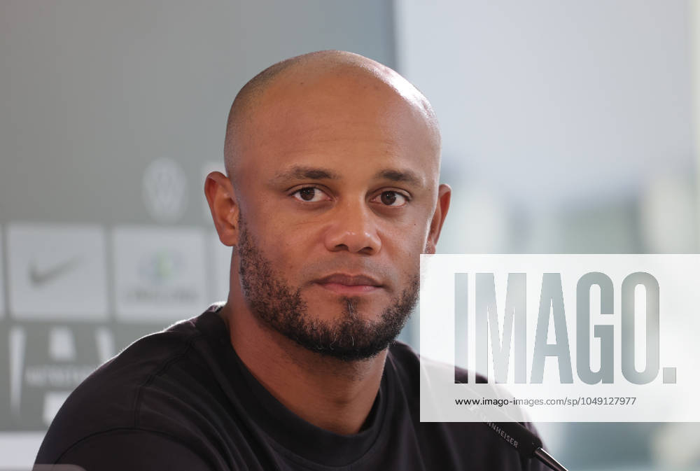 Cheftrainer Vincent Kompany (FC Bayern Muenchen) Fussball, Herren, Saison 2024 2025, 1.Liga, Bundesliga, Volkswagenarena, VfL Wolfsburg gegen FC Bayern Muenchen, 2-3 DFL REGULATIONS PROHIBIT ANY USE OF PHOTOGRAPHS AS IMAGE SEQUENCES AND OR QUASI-VIDEO.