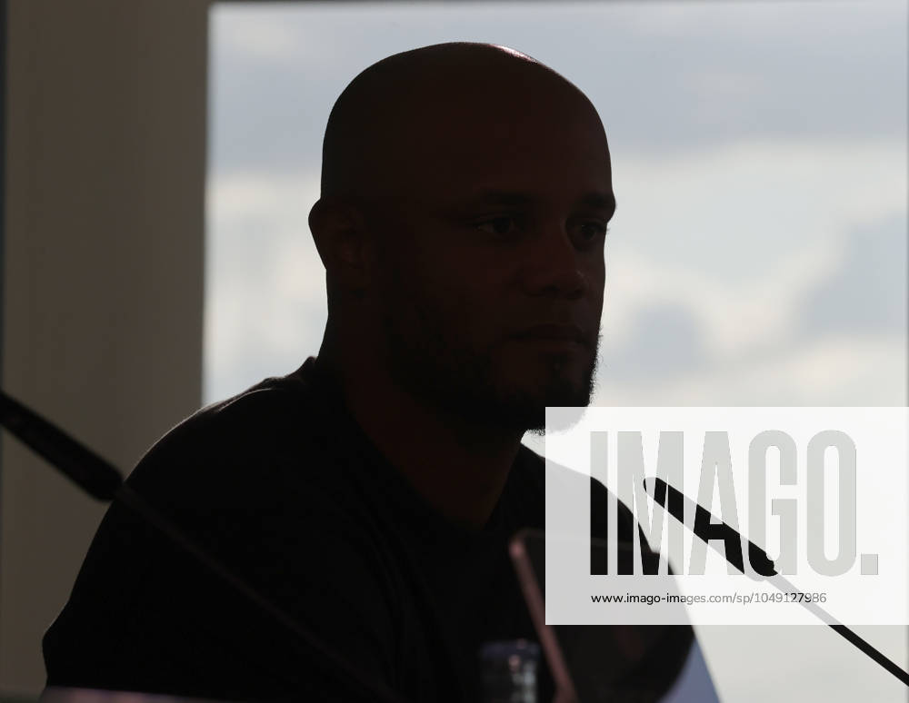 Cheftrainer Vincent Kompany (FC Bayern Muenchen) Fussball, Herren, Saison 2024 2025, 1.Liga, Bundesliga, Volkswagenarena, VfL Wolfsburg gegen FC Bayern Muenchen, 2-3 DFL REGULATIONS PROHIBIT ANY USE OF PHOTOGRAPHS AS IMAGE SEQUENCES AND OR QUASI-VIDEO.