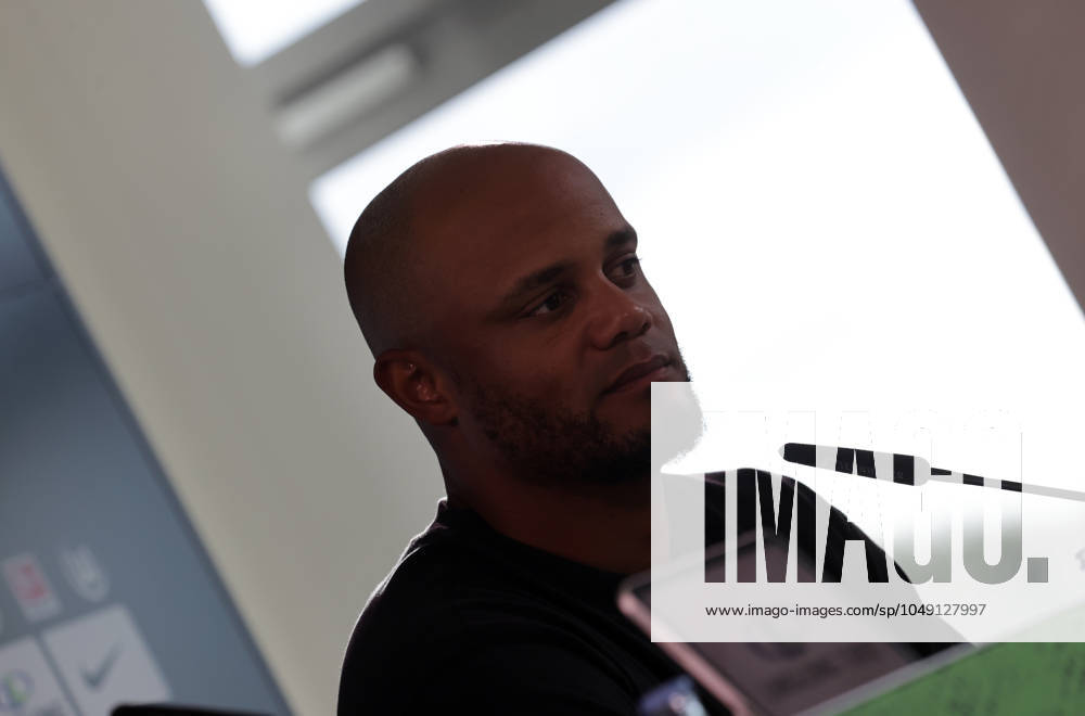 Cheftrainer Vincent Kompany (FC Bayern Muenchen) Fussball, Herren, Saison 2024 2025, 1.Liga, Bundesliga, Volkswagenarena, VfL Wolfsburg gegen FC Bayern Muenchen, 2-3 DFL REGULATIONS PROHIBIT ANY USE OF PHOTOGRAPHS AS IMAGE SEQUENCES AND OR QUASI-VIDEO.